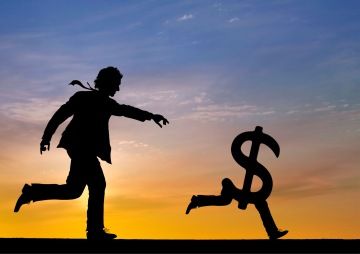 Muž běží za penězi, které mají nohy