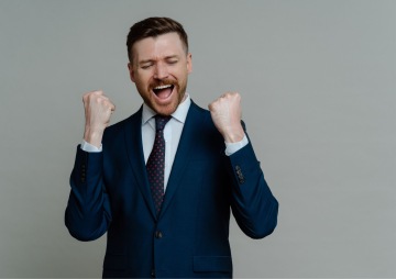 Muž v obleku má radost