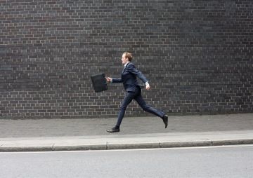 Muž v obleku běží