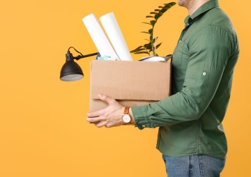 Muž drží krabici s věcmi