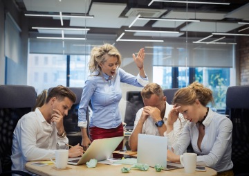 Žena křičí na své kolegy