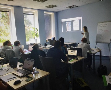 Hanka zrovna účastníkům ukazuje praktické ukázky personálního marketingu