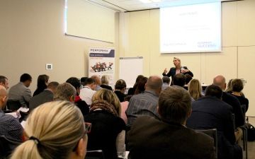 Hana Slačálková, trenérka a konzultantka Performia spol. s r.o. přednáší na konferenci Firma 21. století