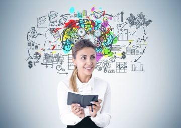 Usmívající se žena, která drží v ruce diář