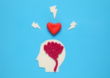 Ilustrace hlavy s mozkem, obrázek srdce nad hlavou s blesky okolo.