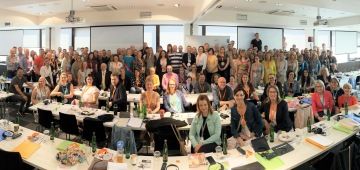 všech 150 účastníků konference pohromadě