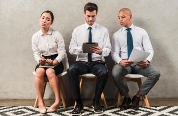 Tři lidé sedí na židlích