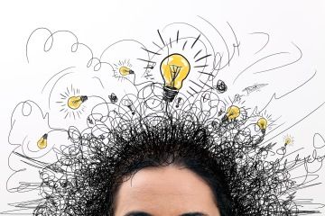 Hlava se žárovkami