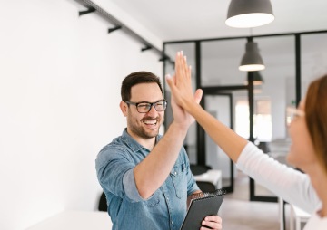 Dva lidé si plácají