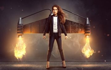 4 teenageři stojí ve škole