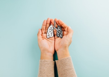 Ruce držící obrázek plic.