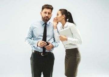 Žena šeptá muži do ucha