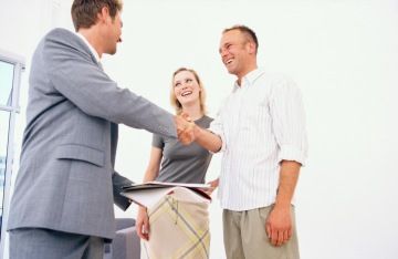 tři lidé se směru, dva si podávají ruku