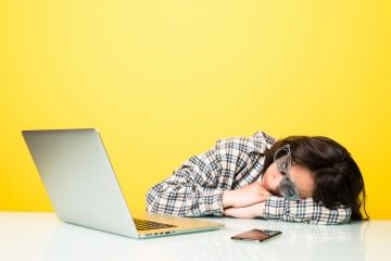 unavený zaměstnanec na home office