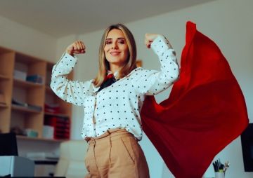 Mladý muž pracuje na počítači z pláže.