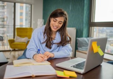 Zena zapisuje do diáře