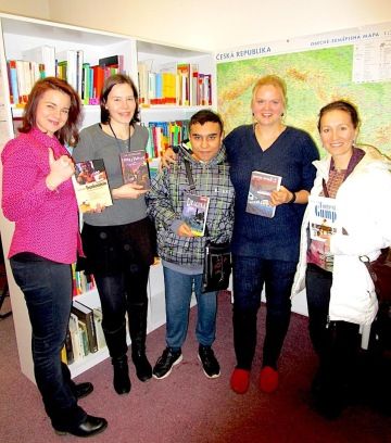 Konzultantky Performia Elena Sklenářová a Žaneta Zieglerová s týmem IQ Roma servis a jedním studentem