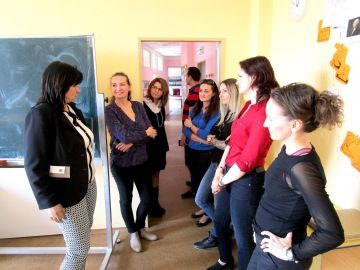 Svatka Kovářová, BASIC, o.p.s., nás provází školou a vysvětluje, v čem je jejich přístup k dětěm jiný než v ostatních školách