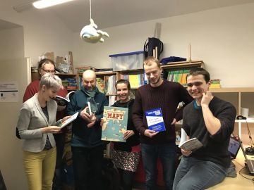 Marketingová ředitelka Barbora Hartmannová s týmem Člověk v tísni nad knihami od Performia