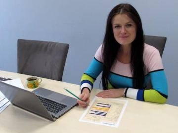 Mezi schůzkami Renata běžně vyřizuje administrativu